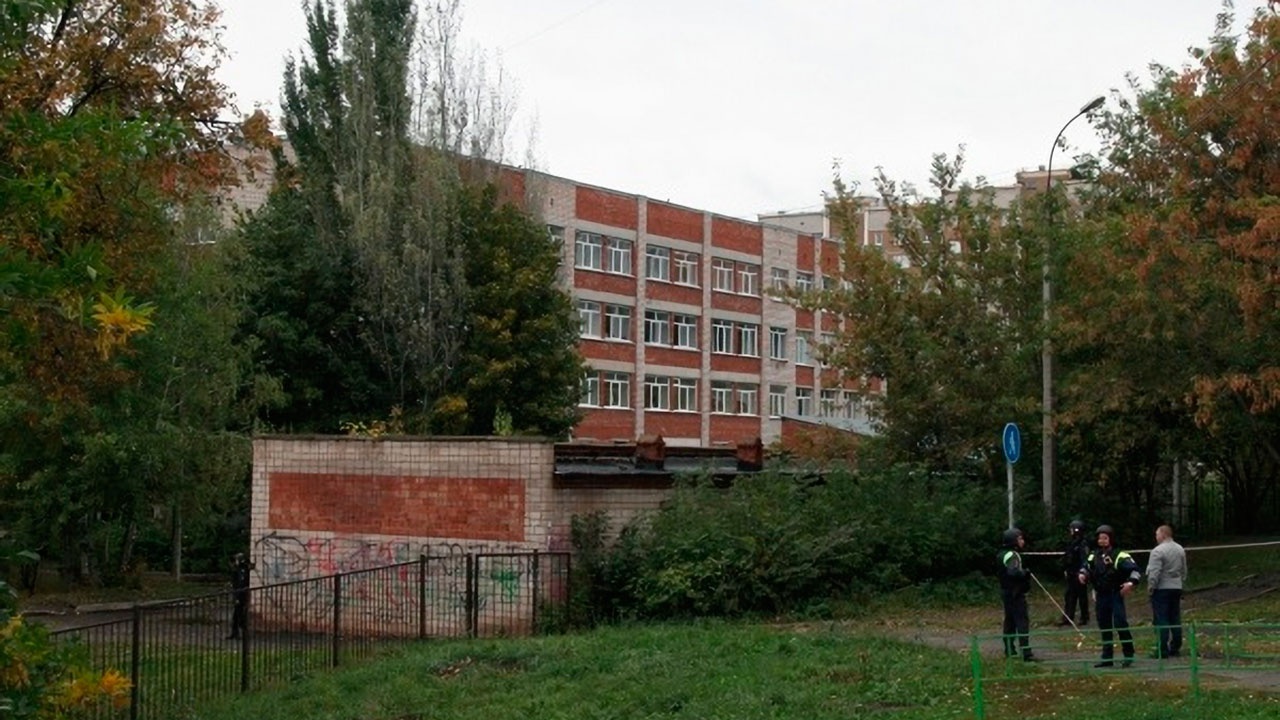 Тринадцать человек погибли в результате стрельбы в школе Ижевска