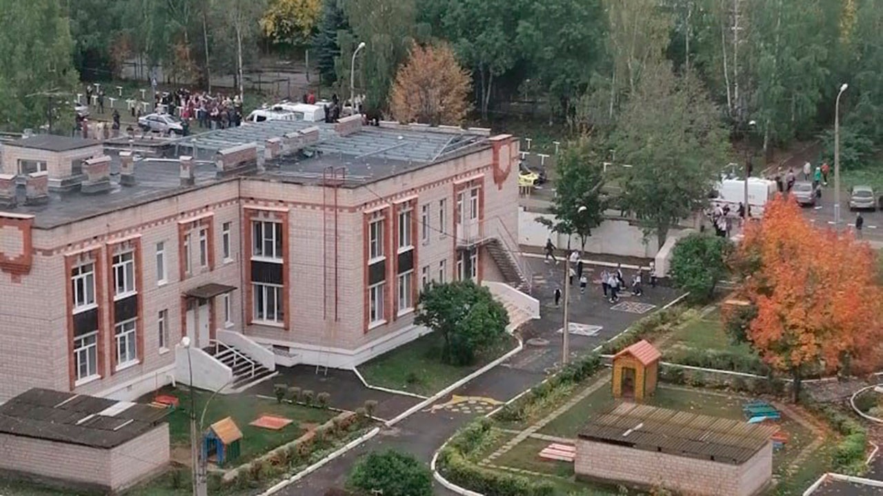 Стрелок в школе Ижевска продолжает отстреливаться от полиции