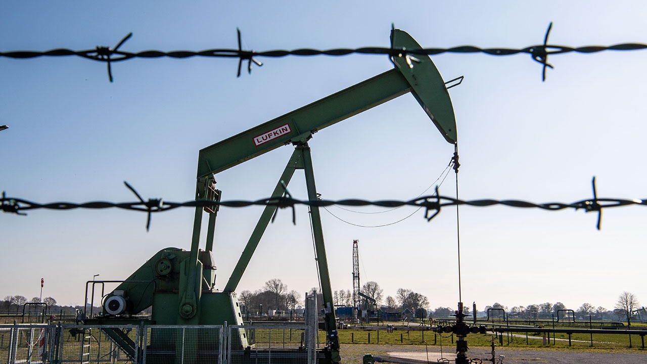 Еврокомиссия анонсировала создание правовой основы для потолка цен на российскую нефть