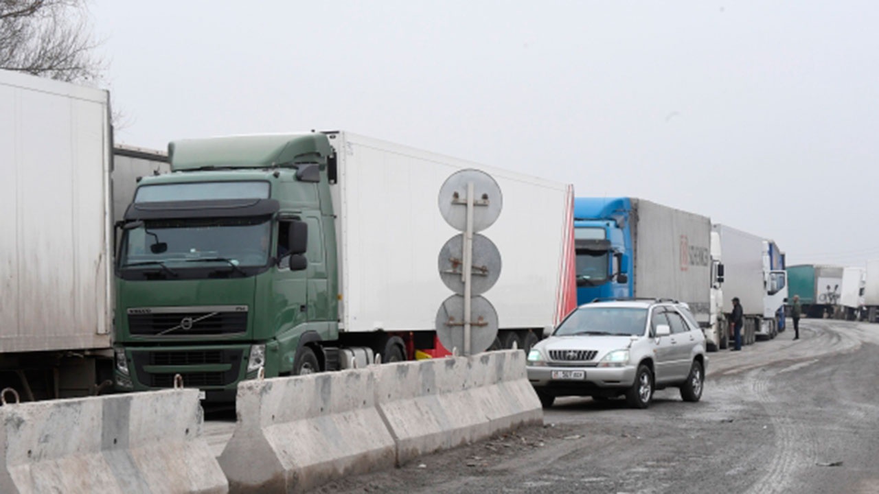 Астана и Москва обсуждают открытие коридора на границе для казахстанцев и машин с грузами