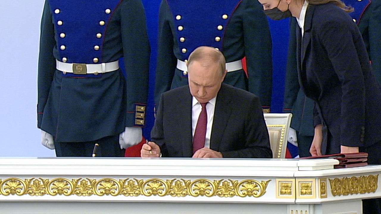 Путин подписал указ об упрощенном получении гражданства РФ контрактникам-иностранцам