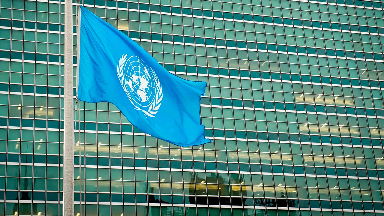Страны участницы оон. Флаг ООН. Флагштоки ООН. Штаб квартира ООН. ООН Россия.