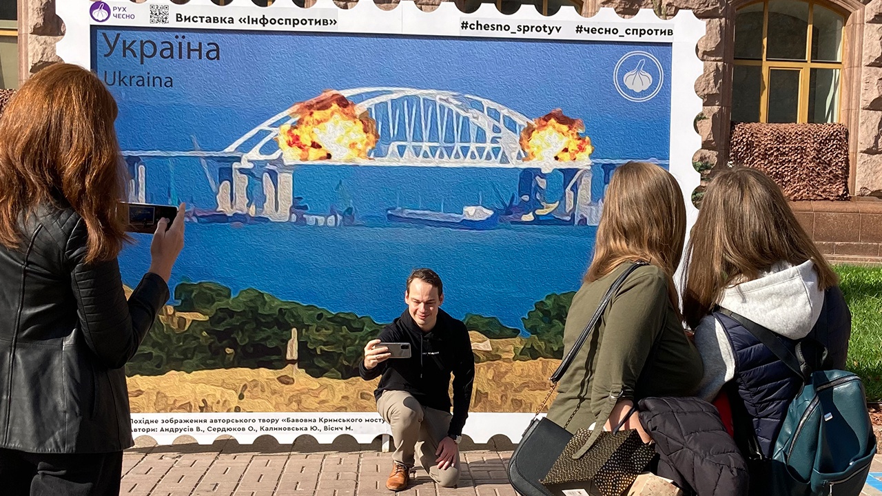В Киеве будут в панике избавляться от фото на фоне взорванного Крымского моста