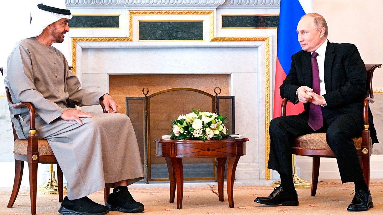 В Кремле сообщили, что Путин проинформировал президента ОАЭ об обстрелах ЗАЭС