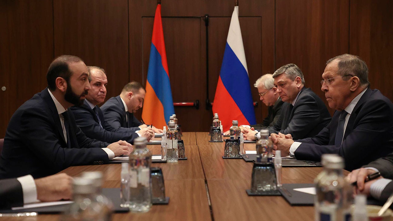 Лавров обсудил с армянским коллегой шаги по стабилизации ситуации на Южном Кавказе