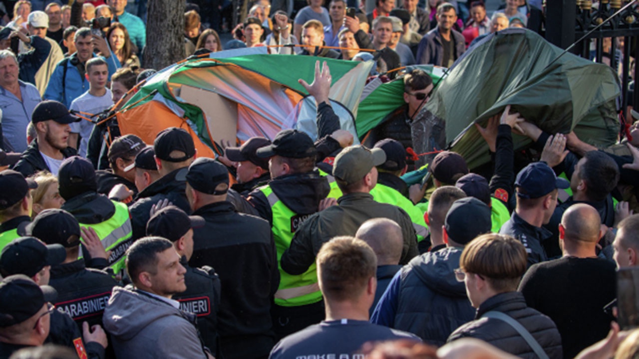 Кишиневская полиция приступила к жестким задержаниям митингующих за отставку Санду