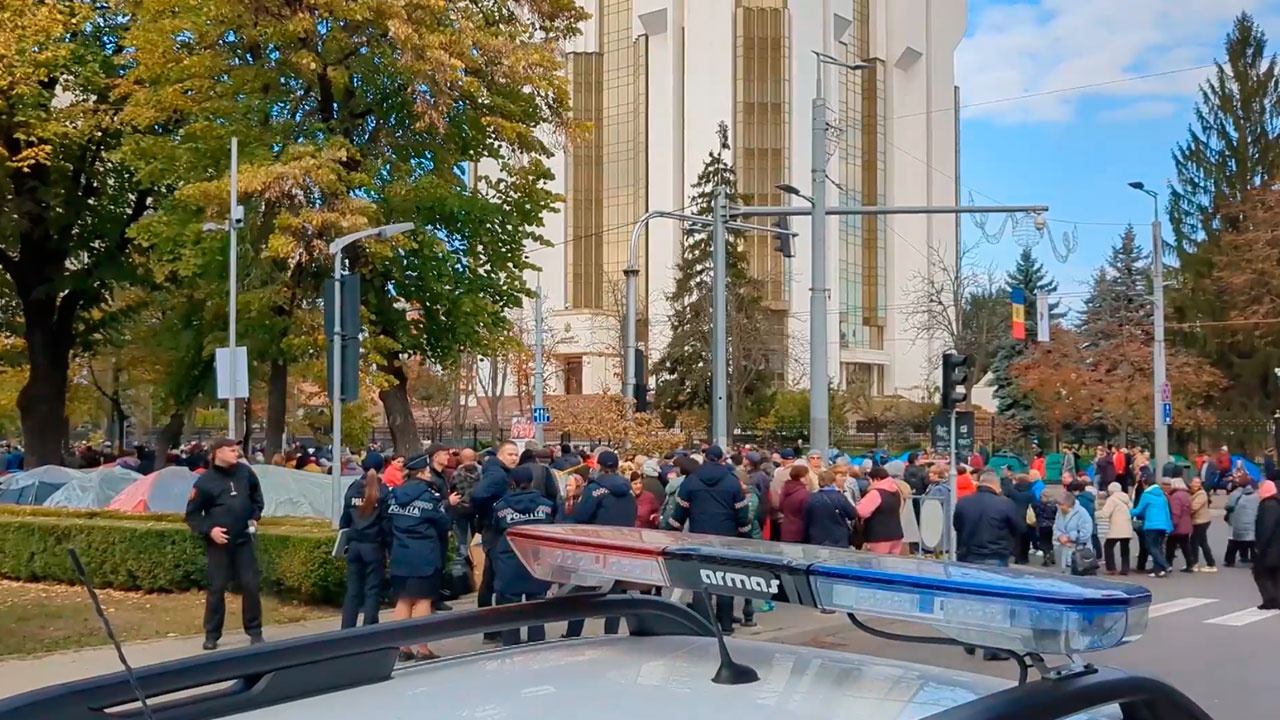 Кишиневская полиция схлестнулась с митингующими за отставку Санду