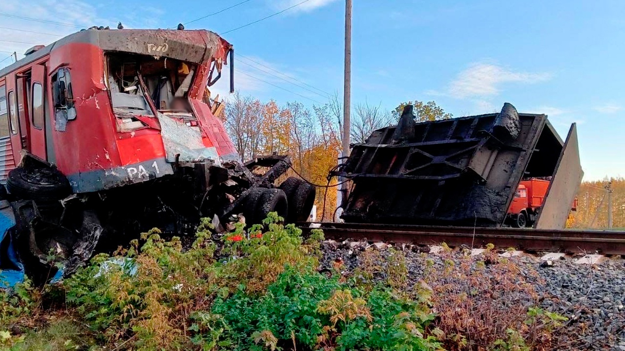 18 октября 2019. Железнодорожная авария. Поезд столкнулся с поездом.