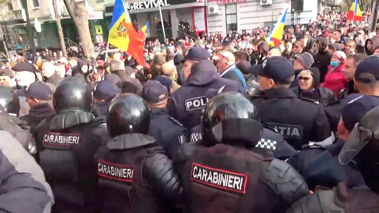 Оппозиция вывела 65 тысяч человек на акцию протеста в Кишиневе