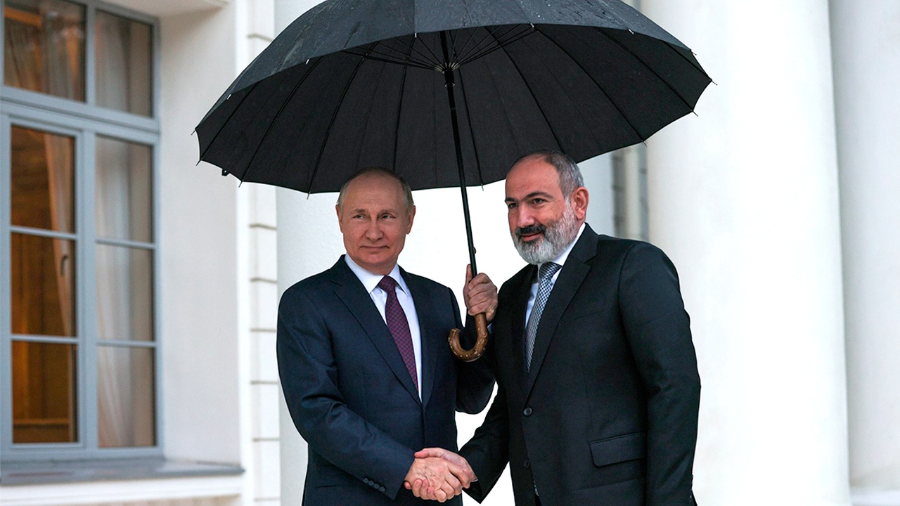 Путин в начале встречи с Пашиняном извинился за погоду в Сочи