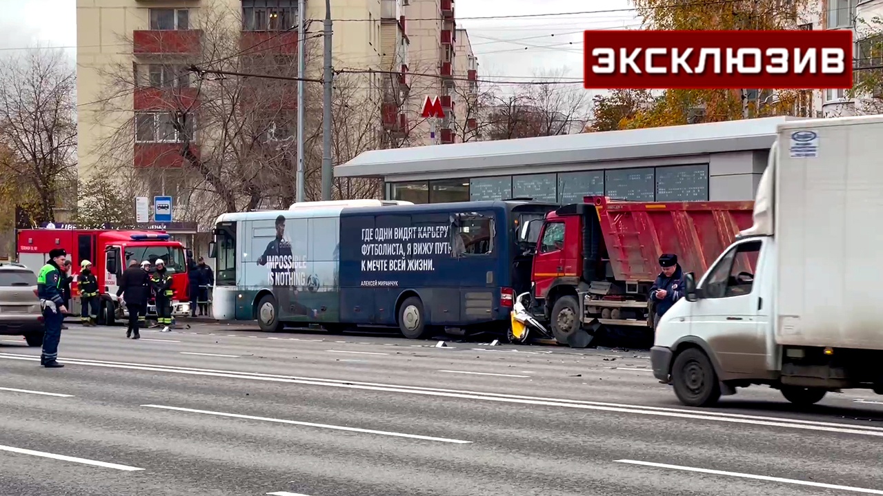 Села в такси и погибла: кадры с раздавленным авто в центре Москвы