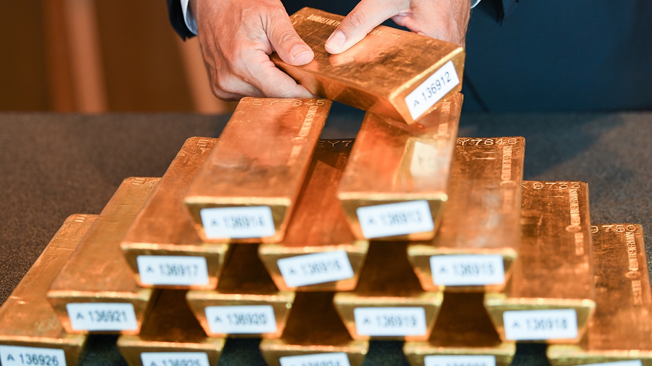 Центробанки разных стран закупили рекордное количество золота