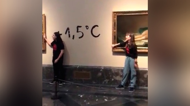 В музее Прадо экоактивисты приклеились руками к двум картинам Франсиско Гойи