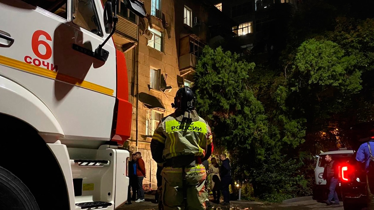 Два человека погибли при обрушении балкона в пятиэтажке Сочи