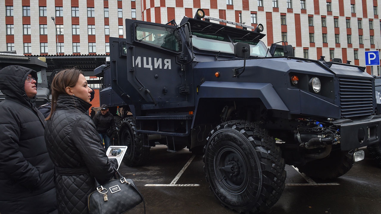 Открывать комплекс. 2 Специальный полк полиции ГУ МВД Москве. Здание МВД В Москве. Колокольцев и Собянин. Собянин открыл МВД Рябиновая.