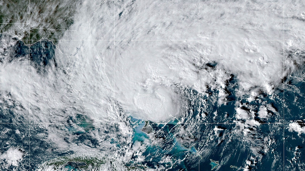 В США тропический шторм усилился до уровня урагана