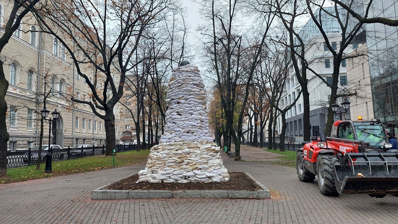В Харькове памятник Гоголю окружили мешками с песком