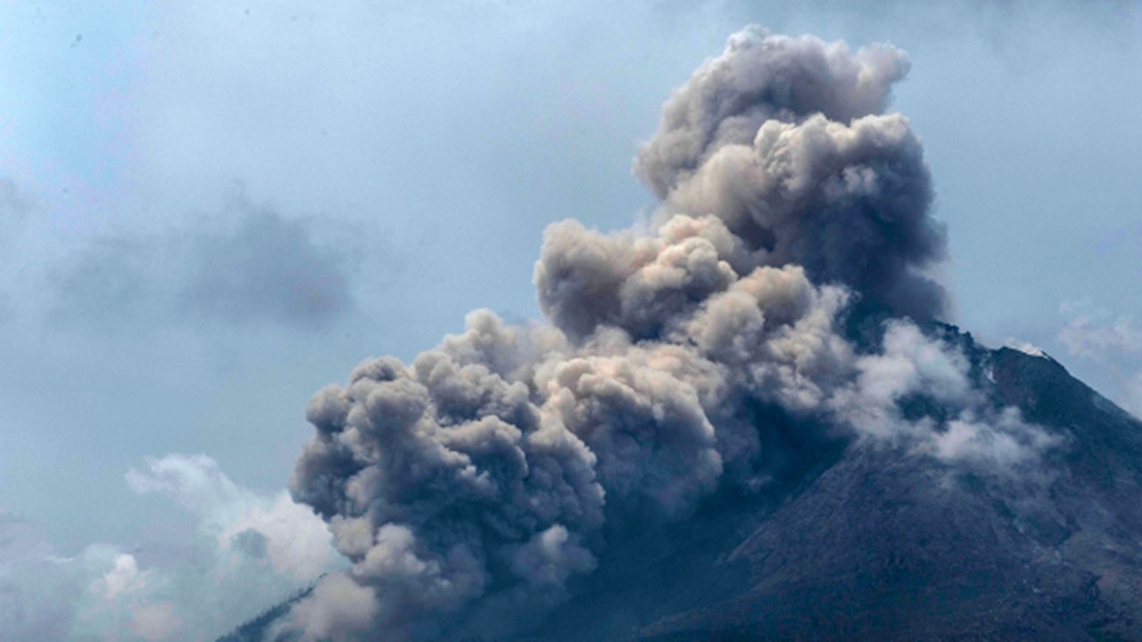 Вулкан Эбеко накрыл пеплом часть Северо-Курильска