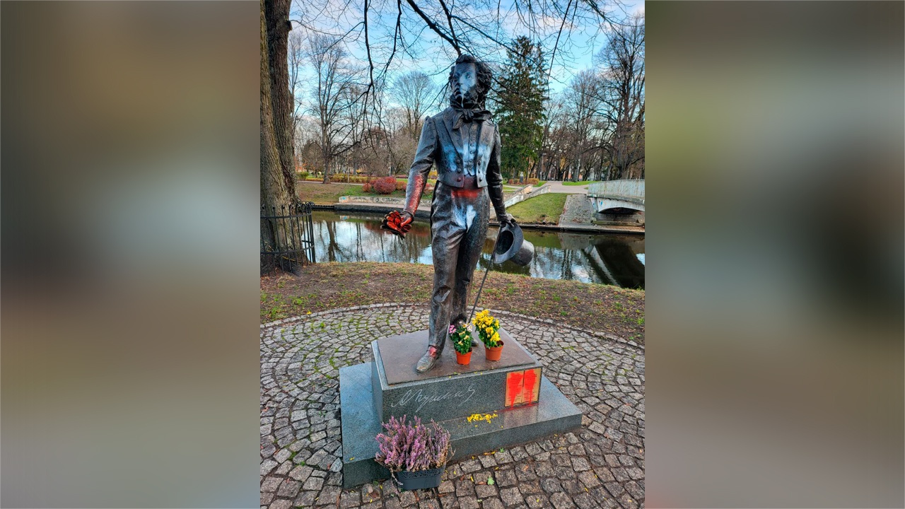 Вандалы облили краской памятник Пушкину в Риге