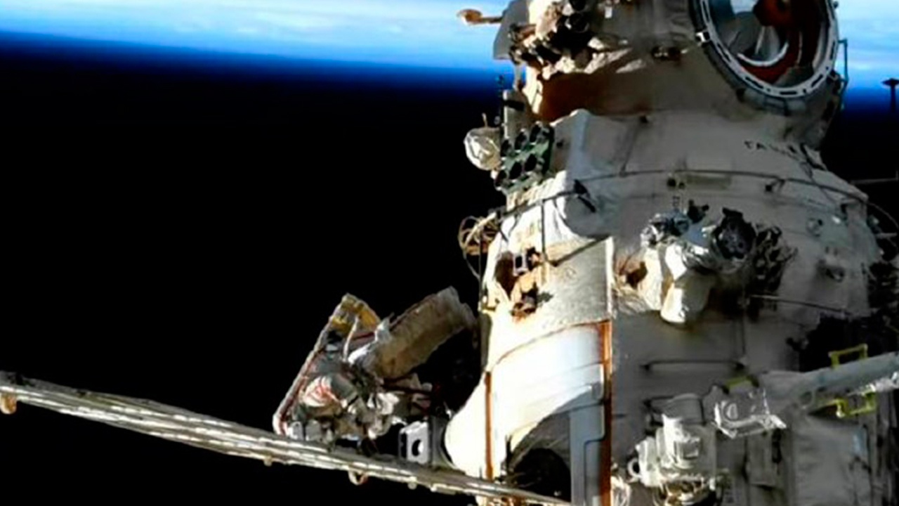 Более 6 часов в открытом космосе: Прокопьев и Петелин успешно вернулись на борт МКС