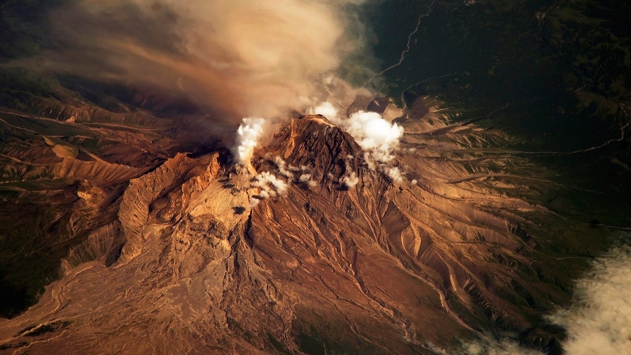 Ученые: мощное извержение Шивелуча на Камчатке может начаться в любой момент