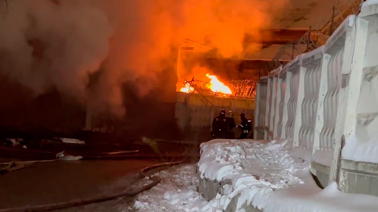 Обнаружен седьмой погибший после пожара на складе в Москве