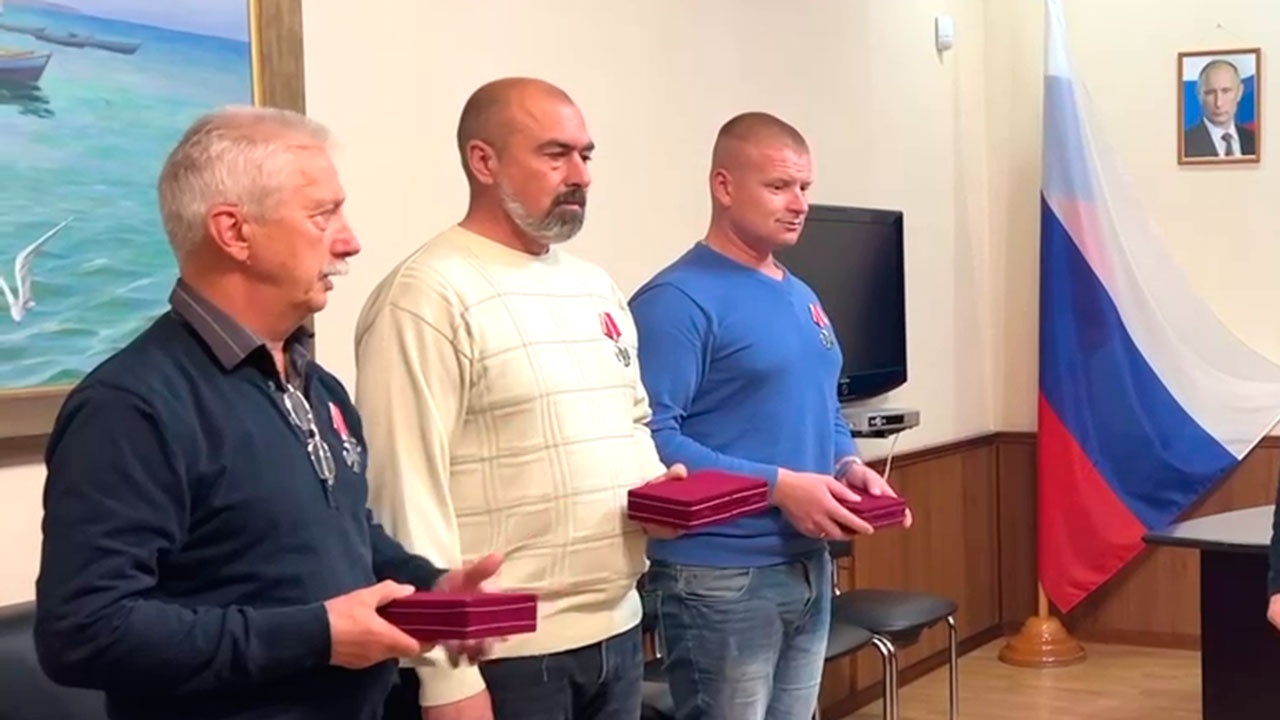 Кириенко и Сальдо вручили госнаграды РФ экипажу катера, помогавшему в эвакуации херсонцев