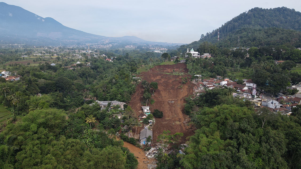 В Индонезии на краю вулкана Геде появились трещины