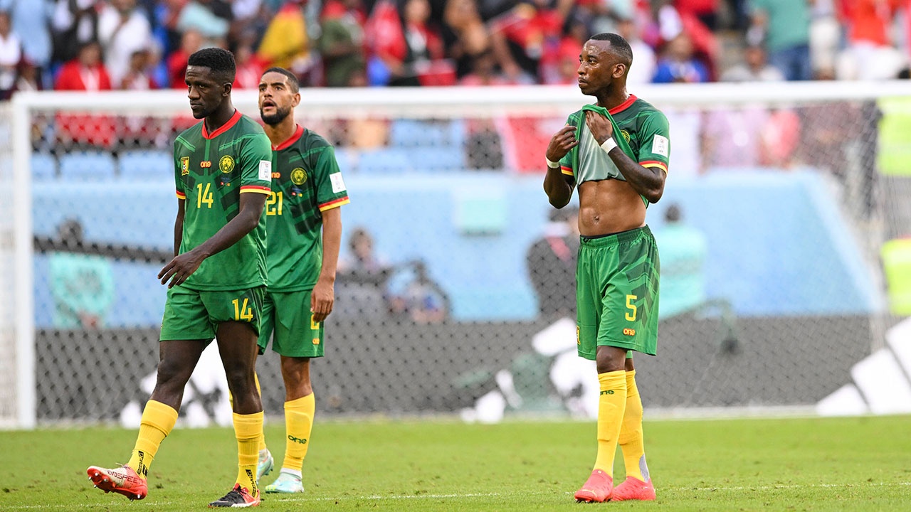 FIFA решила не наказывать полузащитника сборной Камеруна Ондуа за бутсы с флагом РФ