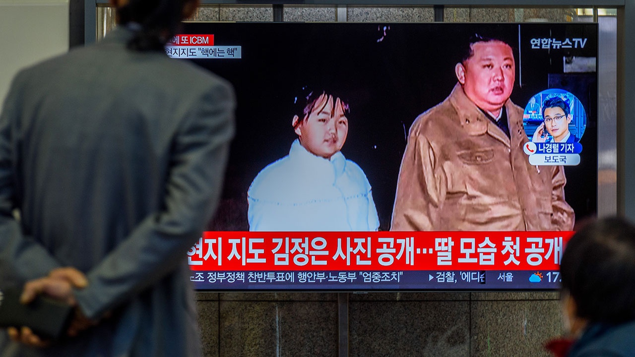 Ким Чен Ын сделал новое фото с дочерью на фоне баллистической ракеты «Хвасон-17»