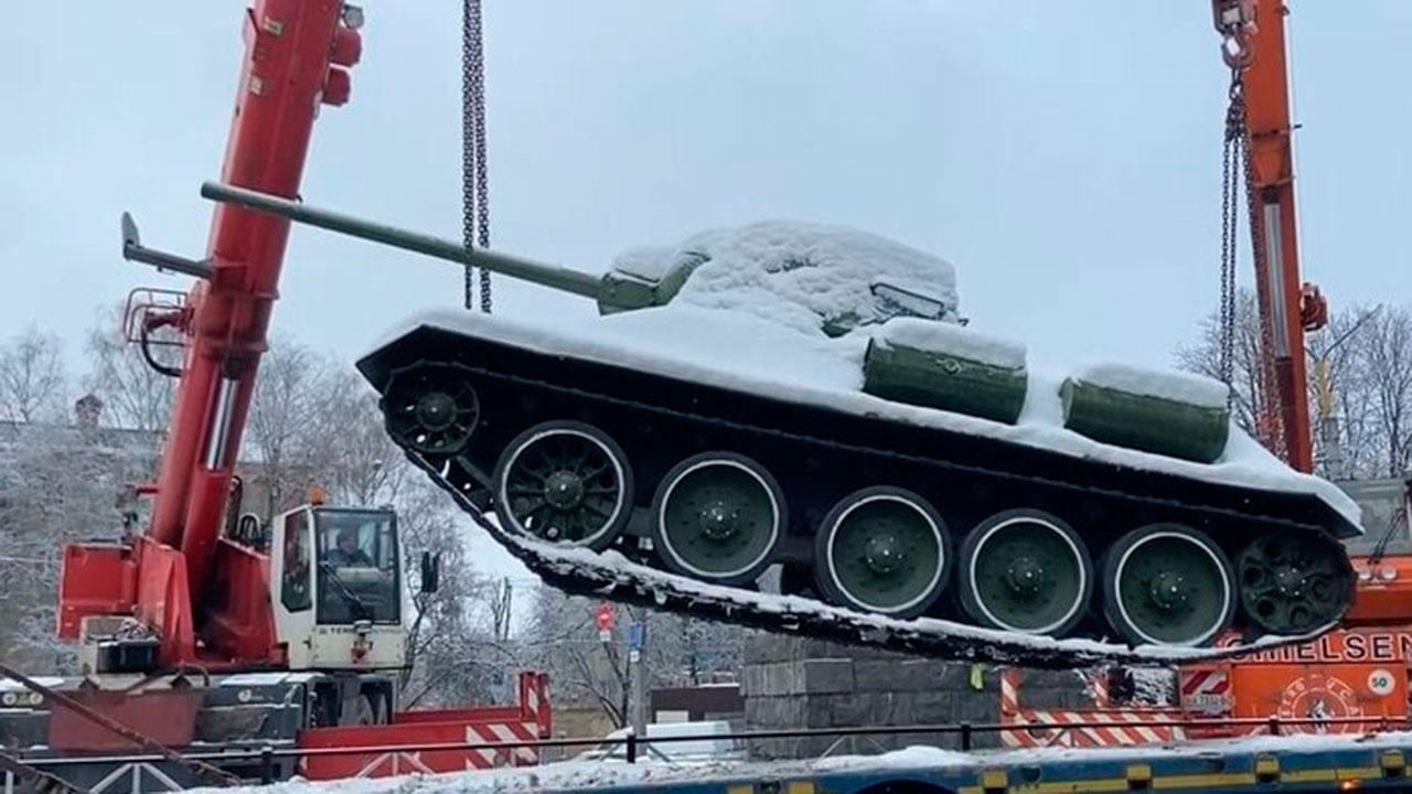 В украинском Хмельницком демонтировали советский памятник Т-34