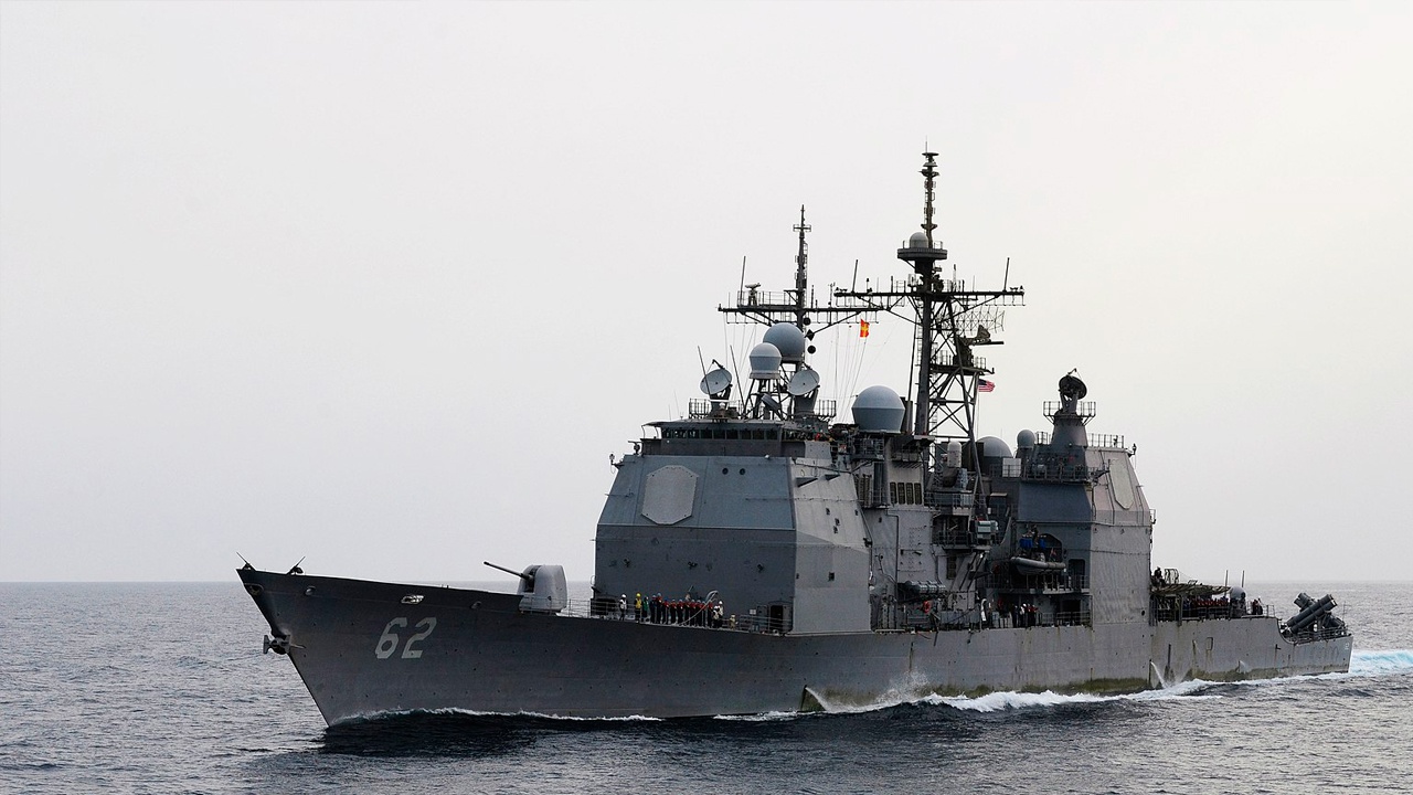 В КНР заявили о незаконном вторжении ракетного крейсера США в китайские воды
