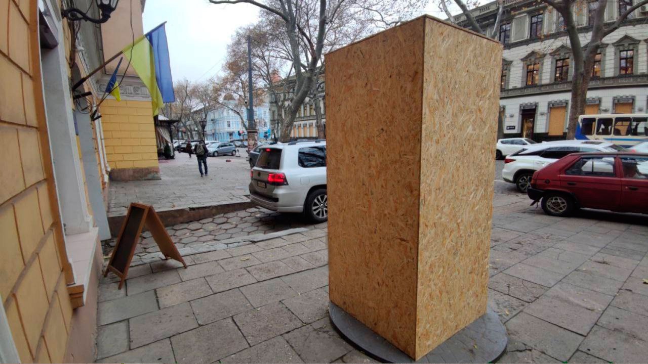 В Одессе закрыли щитами памятник Пушкину