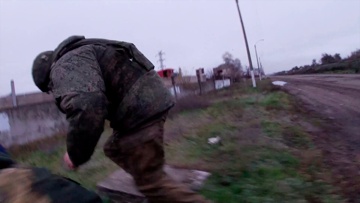 Обстрел во время интервью с бойцом ВС РФ в Новой Каховке попал на видео