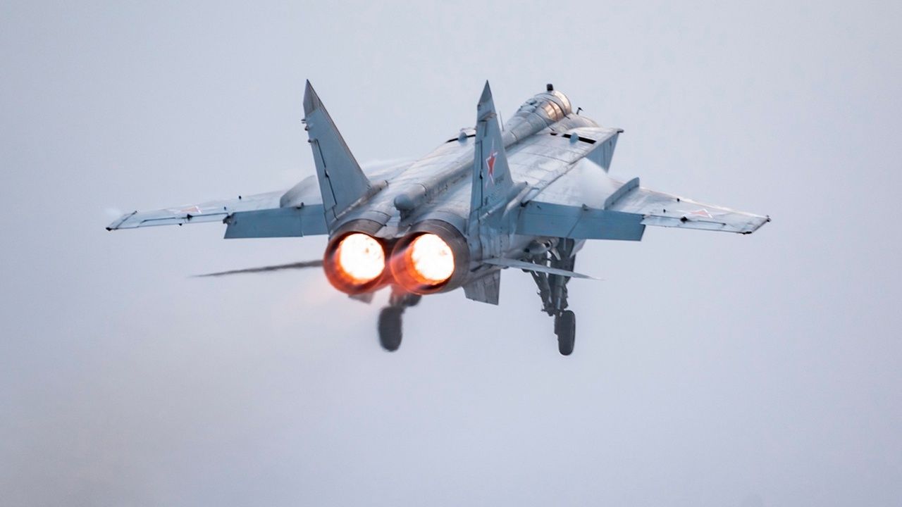 В Приморье в учебном полете потерпел аварию МиГ-31, экипаж катапультировался 