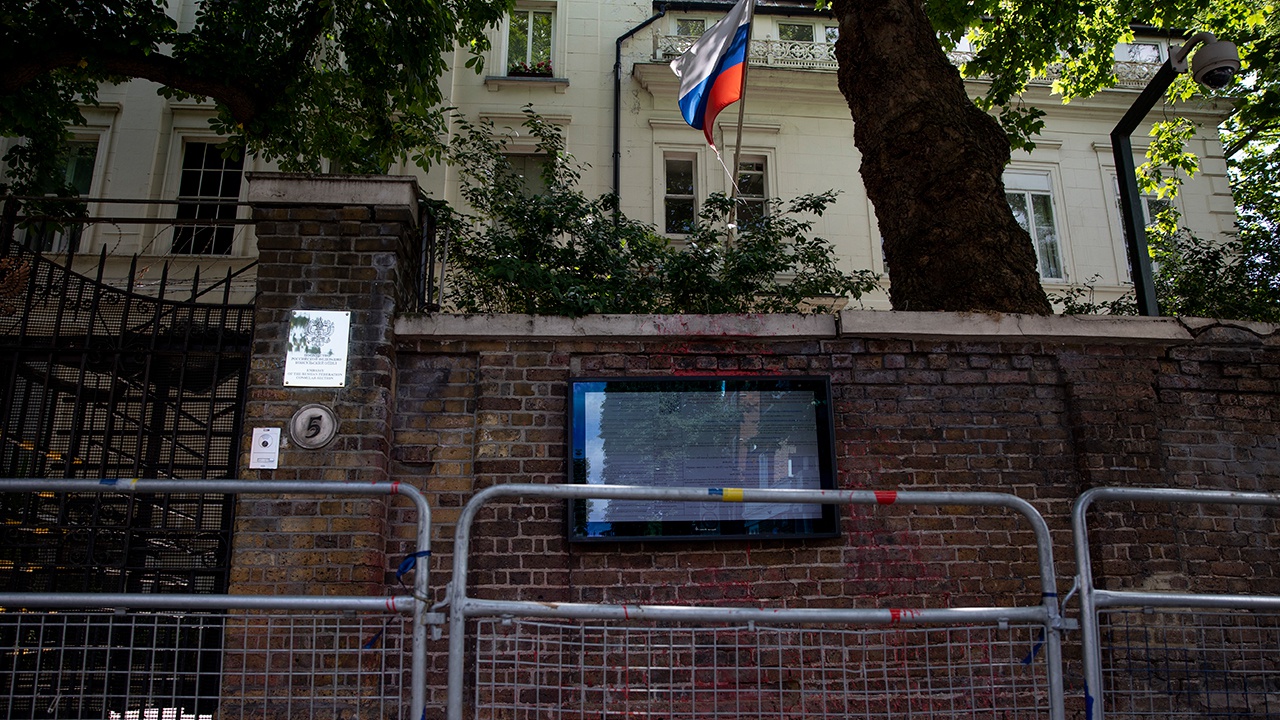 Дипмиссия РФ требует от властей Британии назвать причины задержания российского бизнесмена