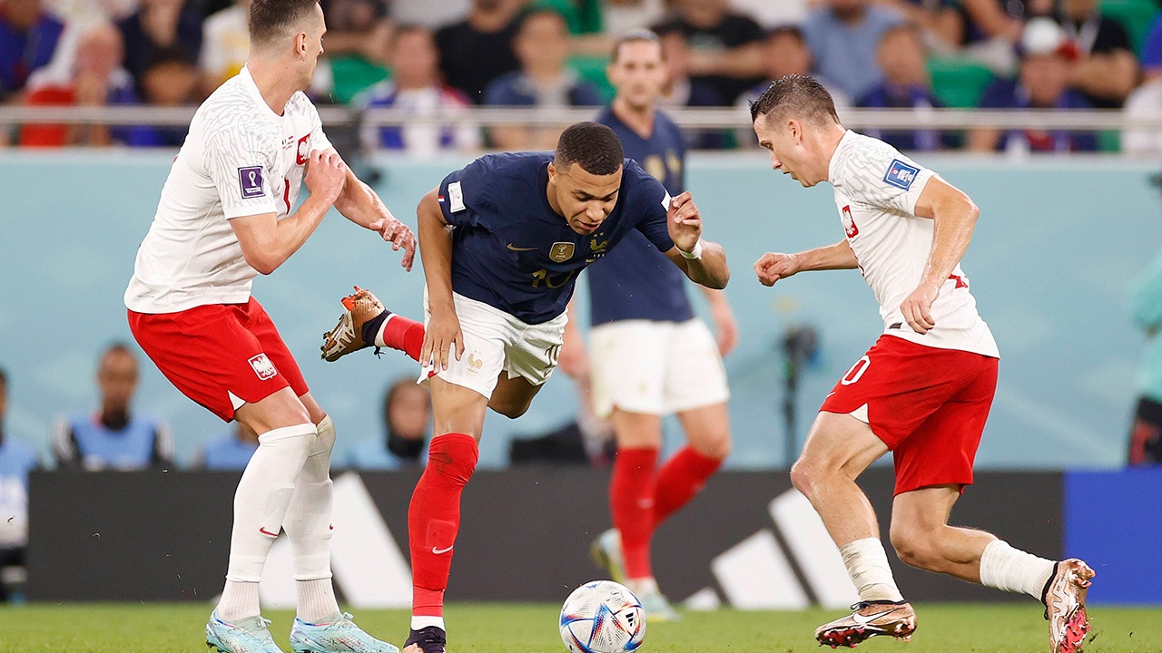 Франция обыграла Польшу в 1/8 финала чемпионата мира по футболу