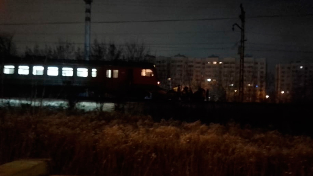 В подмосковном Пушкино столкнулись электричка и легковой автомобиль