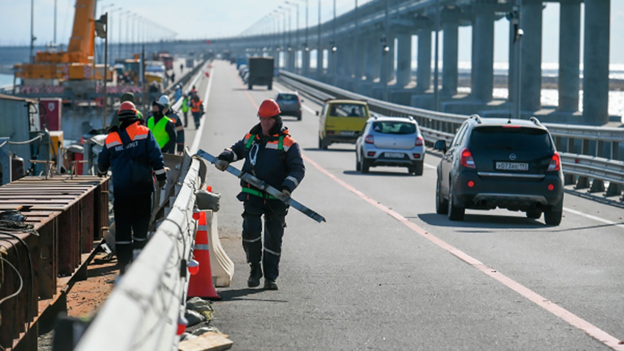 На Крымском мосту запущено движение машин по отремонтированной части