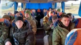 Опубликованы первые кадры возвращения освобожденных из плена бойцов ВС РФ 