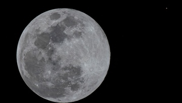 Космический карнавал: одновременное противостояние Марса и его покрытие полной Луной показали на видео
