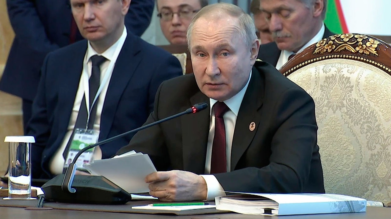Путин согласился с Лукашенко, что страны ЕАЭС должны эффективнее устранять барьеры в торговле