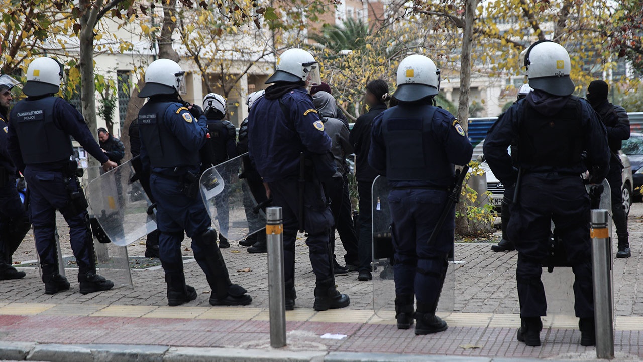 Два человека погибли после стрельбы в кафе в Афинах