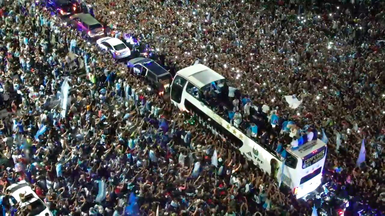 Сборную Аргентины эвакуировали на вертолете из-за 4-миллионной толпы фанатов