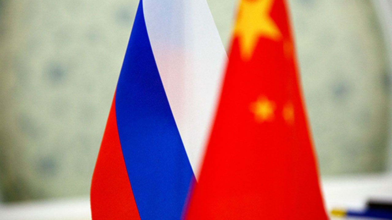 Глава МИД Китая назвал отношения с Россией крепкими, как монолит