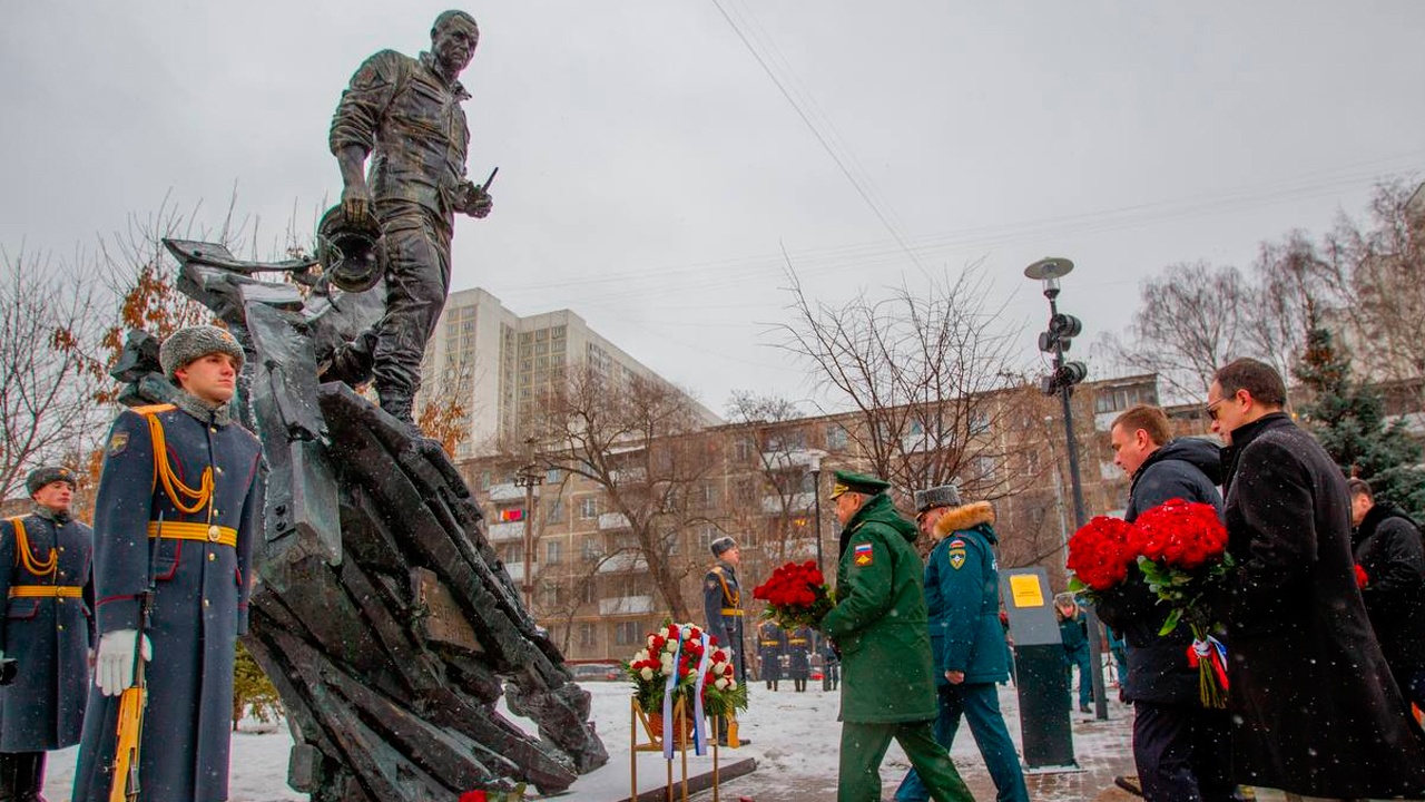 Настоящему офицеру и спасателю: кадры с открытия памятника Евгению Зиничеву