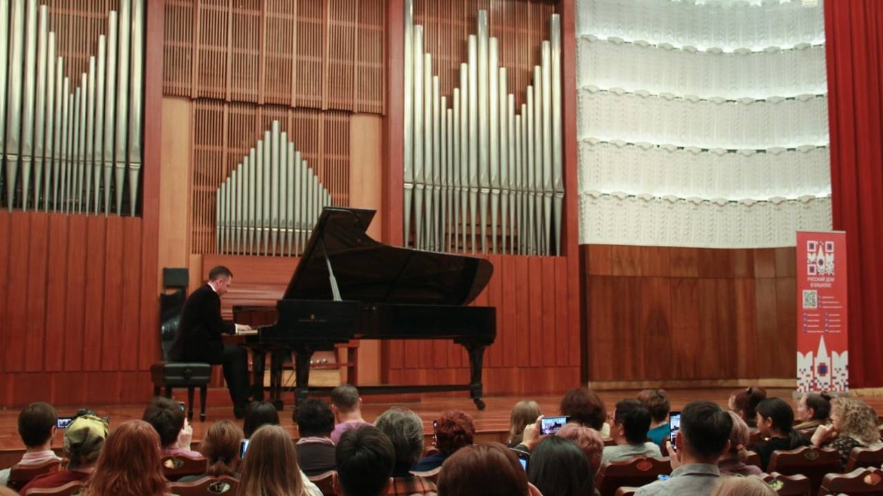 Российский пианист Алексей Холодов выступил с концертом в Бишкеке
