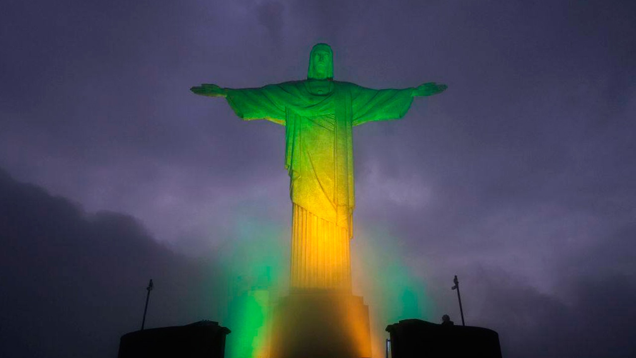 Статуя Христа-Искупителя в Рио окрасилась в цвета флага Бразилии в память о Пеле