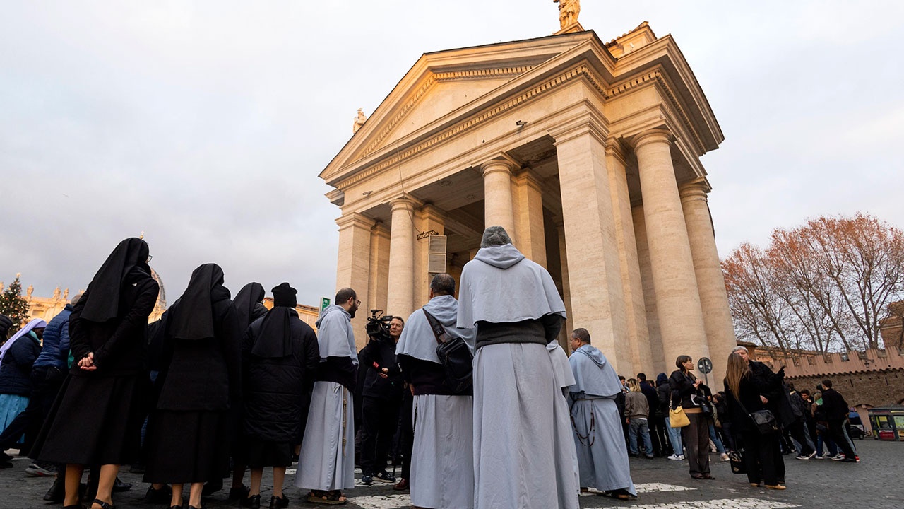Церемония прощания с Бенедиктом XVI началась в Соборе Святого Петра