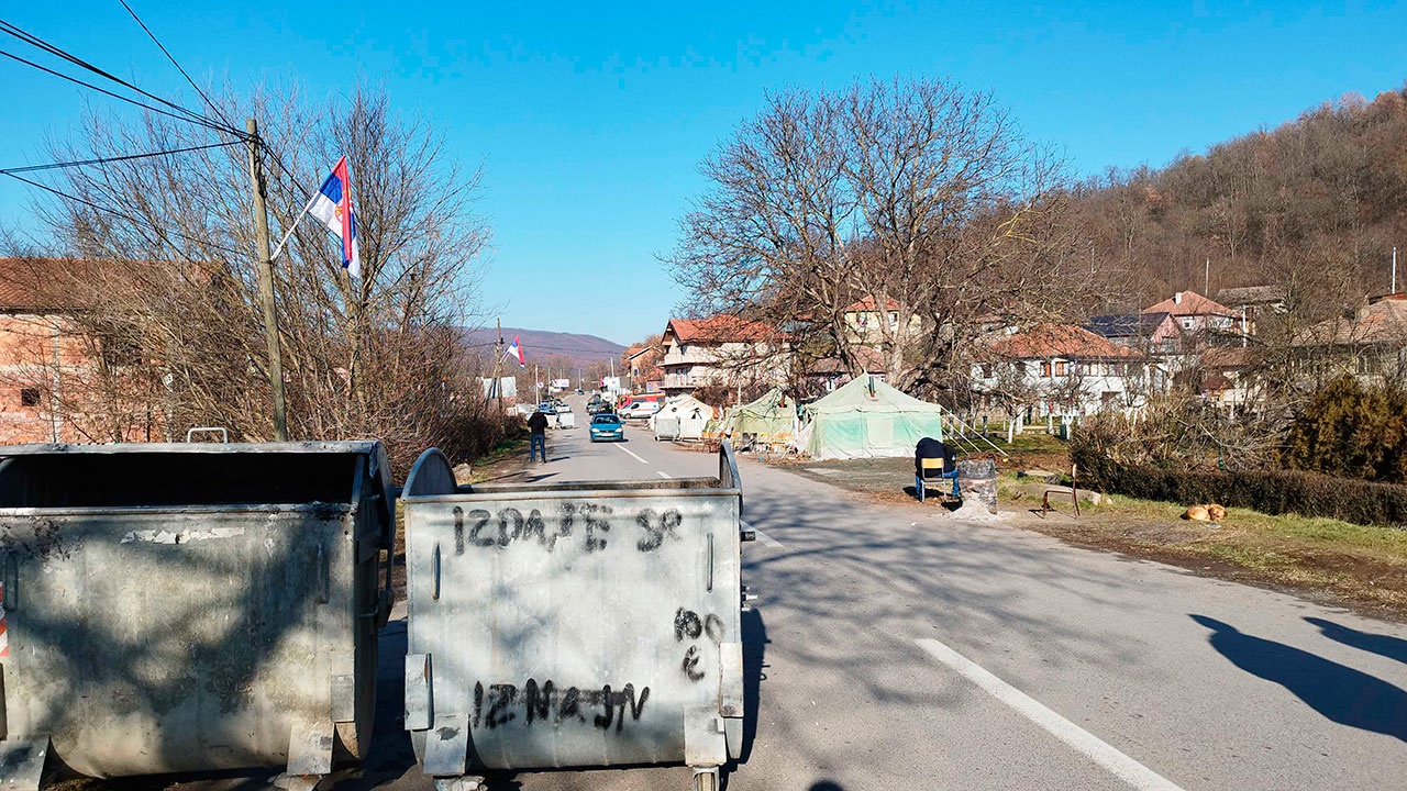 Жители на юге Косова перекрыли автотрассу из-за покушения на сербов